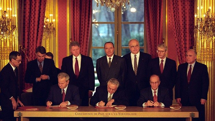 Am 14. Dezember 1995 wurde das Abkommen von Dayton in Paris unterzeichnet