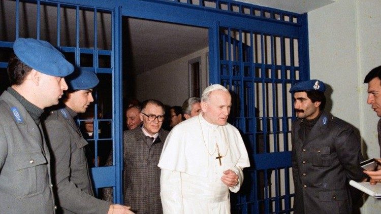 Jan Paweł II podczas wizyty w rzymskim więzieniu Rebibbia