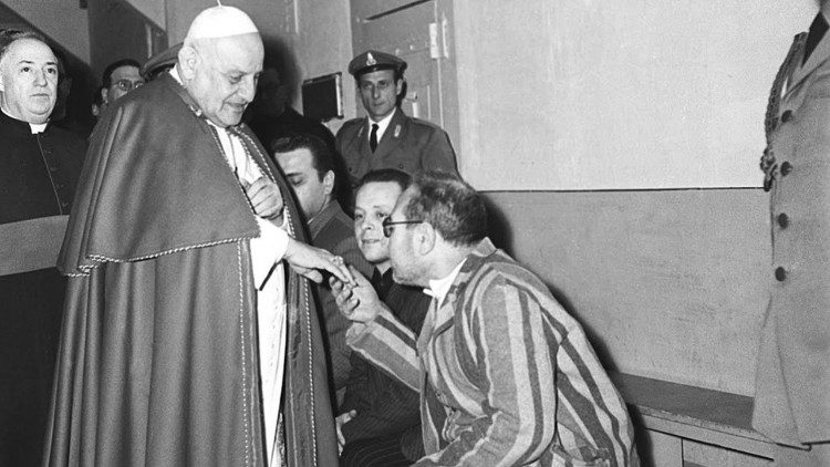 2025.12.12 Vizita sfântului Ioan al XXIII-lea la deținuții închisorii ”Regina Caeli” (fotografie din arhivă).