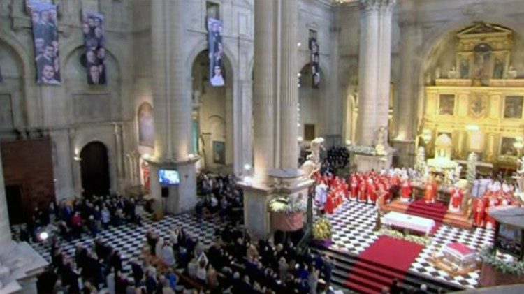 &Agrave; esquerda, no alto, a imagem dos novos beatos