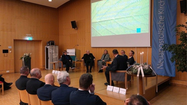 Kardinal Schönborn war unter den Gratulanten bei der Feier anlässlich der 50 Jahre Anerkennung der Neuapostolischen Kirche in Österreich  - Bild Copyright:© Kathpress / Andreas Gutenbrunner