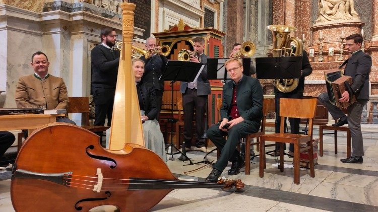 Traditionelle Musik aus Bayern in Rom: Weintröpfe G’sang und HuabaBlech bei der Messe in S. Maria dell’Anima