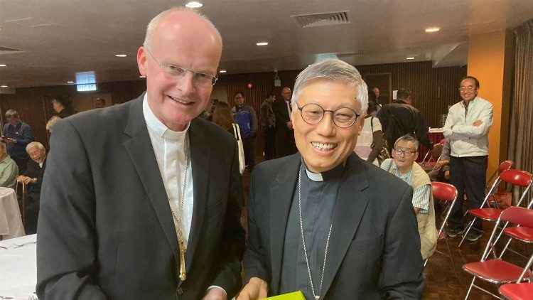 Kardinal Chow und Bischof Overbeck am Rand der Feierlichkeiten