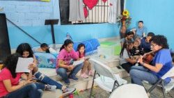 Ragazzi ed educatori del progetto dell'Opera di Nàzaret a Tegucigalpa