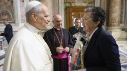 La hermana Nelly León entrega al Papa una imagen tejida de la Virgen de Guadalupe confeccionada por mujeres privadas de libertad.