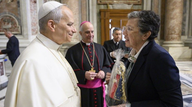 Suor Nelly Le&oacute;n ha donato al Papa un'immagine della Madonna di Guadalupe lavorata a maglia, realizzata da donne detenute in carcere