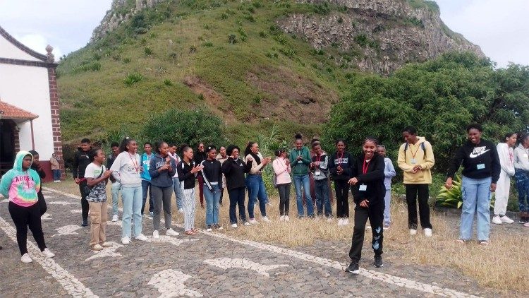 Os jovens, em frente do  Monte Cintinha, junto ao Santu&aacute;rio 