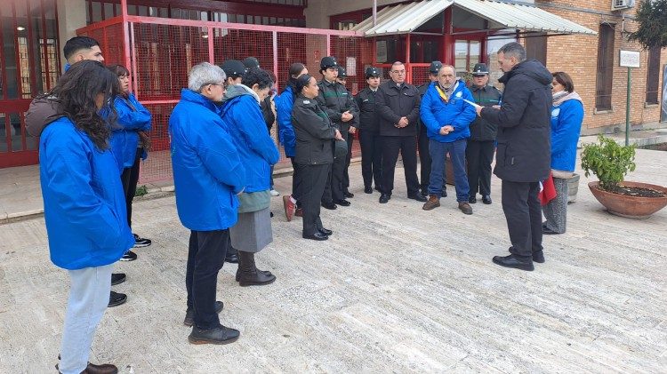 En el patio de la c&aacute;rcel de Rebibbia los peregrinos oraron con fe antes de atravesar la Puerta Santa.