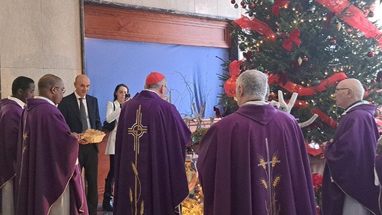 O cardeal Parolin ao colocar o Menino Jesus no pres&eacute;pio do Instituto