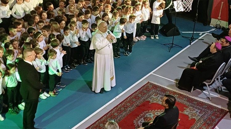 Popiežius aplankė mokyklą ir klausėsi mokinių Kalėdų giesmių