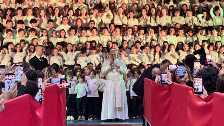 Pope Leo and the children at the Paul VI Primary School in Castel Gandolfo
