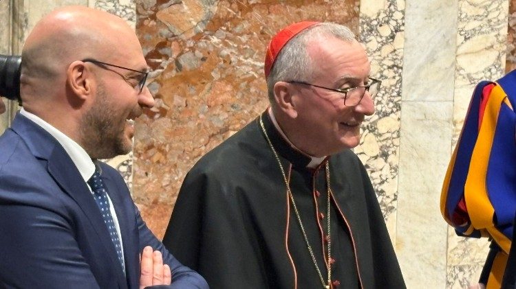 Il cardinale Parolin saluta i presenti
