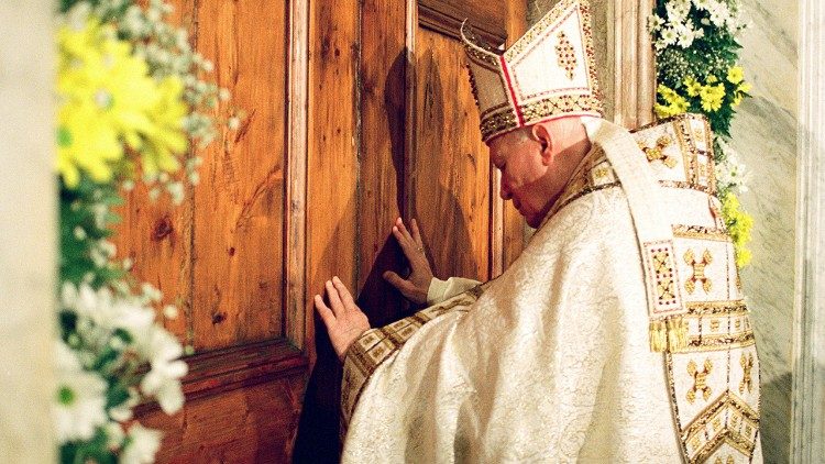 Johannes Paul II. &ouml;ffnet an Heiligabend 1999 die Heilige Pforte des Petersdoms