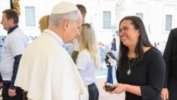 Vice-Prefeita de Salvador e secretária de Cultura e Turismo, Ana Paula Matos e o Papa Leão.