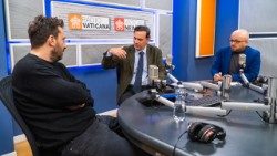 Da sinistra Cesare Cremonini, Andrea Monda e Andrea De Angelis nello Studio 9 di Radio Vaticana