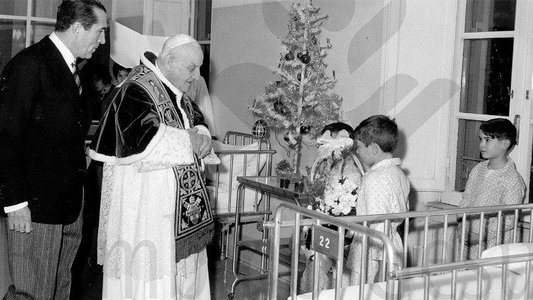 Juan XXIII visita el Hospital Pedi&aacute;trico Bambino Ges&ugrave; el 25 de diciembre de 1958