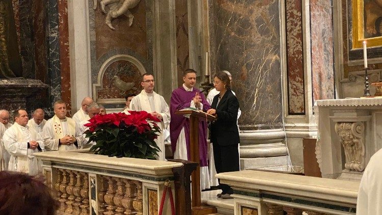 Polacy co tydzień gromadzą się na Mszy św. przy grobie Papieża Polaka