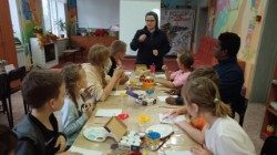 Sor Jana-Pavla ofrece una lección de arte en el club infantil “Care” en Nizhnyj Tagil