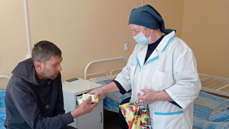 Sor Elisabeth en el hospital para dispensar medicamentos a los enfermos de tuberculosis