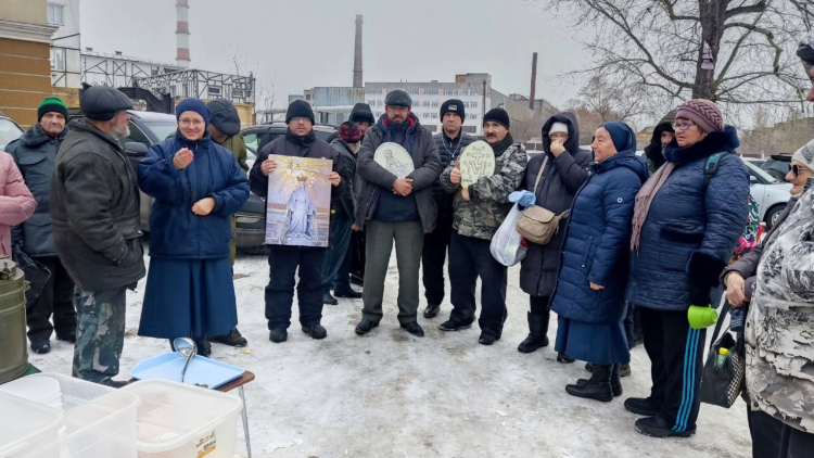 Sr. Vojtecha y Sr. Michaela con los sin techo. 