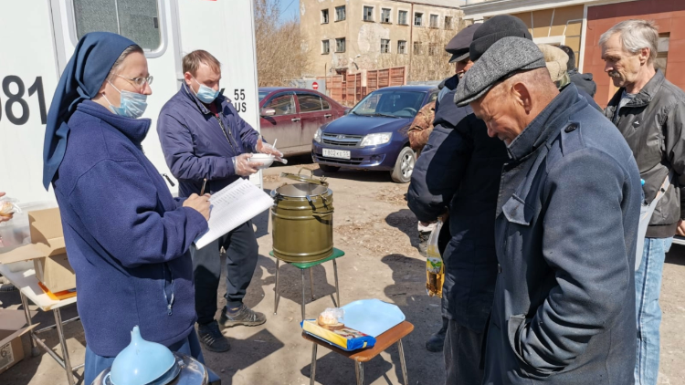 La hermana Vojtecha entrega el almuerzo a las personas sin hogar.