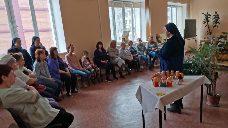 Sor Kaja en uno de los encuentros de formaci&oacute;n para los colaboradores de una entidad caritativa local