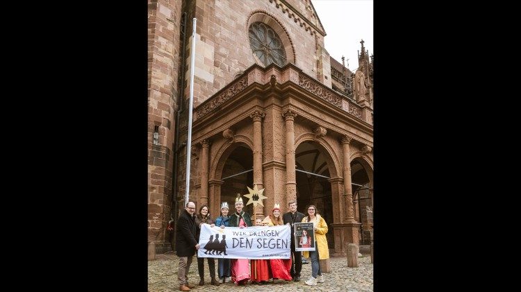 (v.l): Pfarrer Dirk Bingener, Pr&auml;sident des Kindermissionswerks „die Sternsinger", Marie-Christine Meier, BDKJ-Di&ouml;zesanleiterin in der Erzdi&ouml;zese Freiburg, der Sternsinger Samuel, die Sternsingerinnen Emma (13), Larissa (10), Lisa (13) aus der Gemeinde St. Blasius in Freiburg-Z&auml;hringen, Erzbischof Stephan Burger und Daniela Hottenbacher, ehrenamtliche BDKJ-Bundesvorsitzende - Foto: Peter Cupec/Erzdi&ouml;zese Freiburg 
