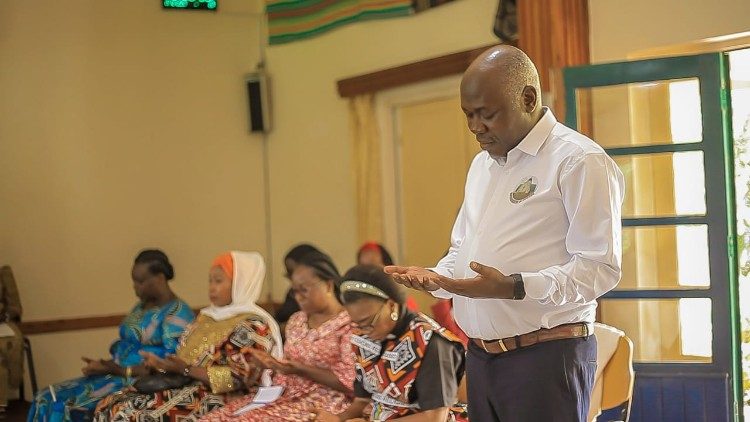 L'abbé Justin Nkunzi, en prière.