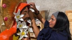 Praca przy figurze z szopki w Borgo Laudato sì w Castel Gandolfo