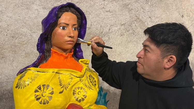 Israel Soteno, Meisterkeramiker, bei der Restaurierung einer Krippenfigur, die dem Borgo Laudato si' geschenkt wurde.