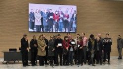 Algunos miembros de la redacción retiran las placas conmemorativas