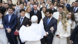 Svätý Otec podáva ruku novomanželom