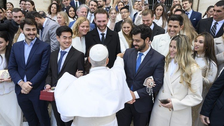 Svätý Otec podáva ruku novomanželom