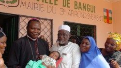 O Cardeal Dieudonné Nzapalainga juntamente com um líder muçulmano e outras pessoas