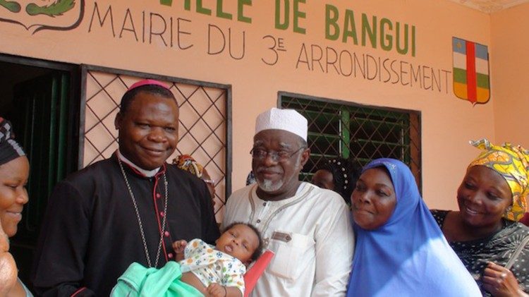 O Cardeal Dieudonné Nzapalainga juntamente com um líder muçulmano e outras pessoas