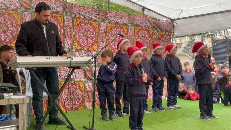 I bambini accolgo il cardinale Pizzaballa in visita alla parrocchia della Sacra Famiglia di Gaza