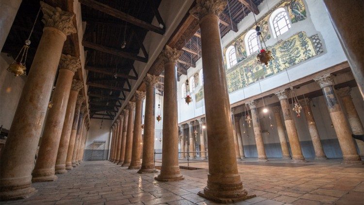 L'interno della basilica della Nativit&agrave; con resti di mosaici ancora visibili