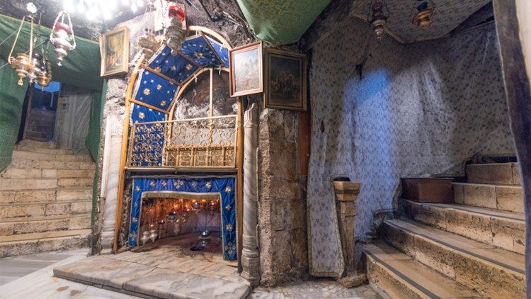 La grotta della Nativit&agrave; nel cuore della basilica di Betlemme