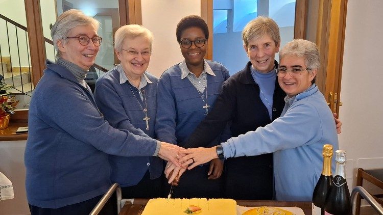 Ir. Diolinda Temanhe com o Conselho Geral das Orsolinas do SCM, na Casa-M&atilde;e de Breganze