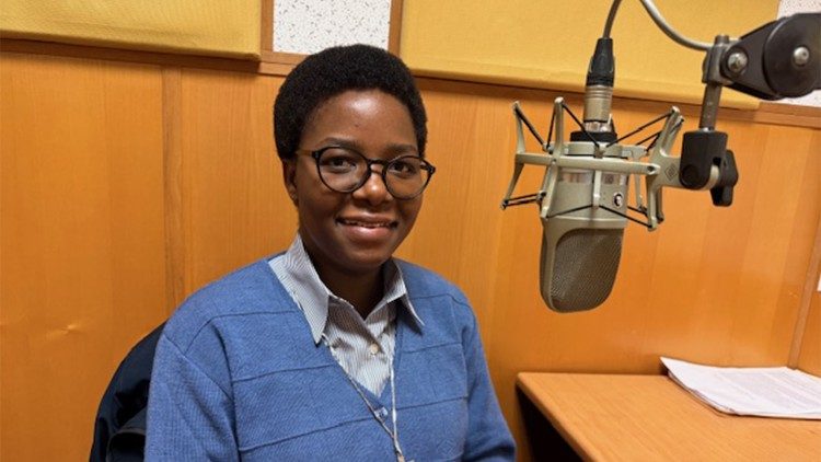 Ir. Diolinda F. Temanhe nos est&uacute;dios da R&aacute;dio Vaticano