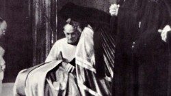 Papa Paulo VI na Mkuu wa Kiorthodox Melito wa Chalcedon, mwakilishi wa Patriaki wa Kiekumeni wa Constantinople.