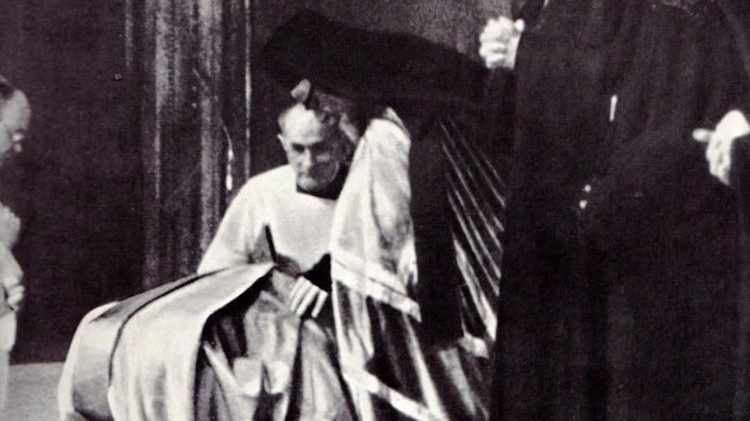 Papa Paulo VI na Mkuu wa Kiorthodox Melito wa Chalcedon, mwakilishi wa Patriaki wa Kiekumeni wa Constantinople.