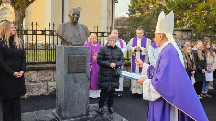 Biskup Marko Medo u Slunju blagoslovio bistu biskupa Mile Bogovića (Foto: GS biskupija)