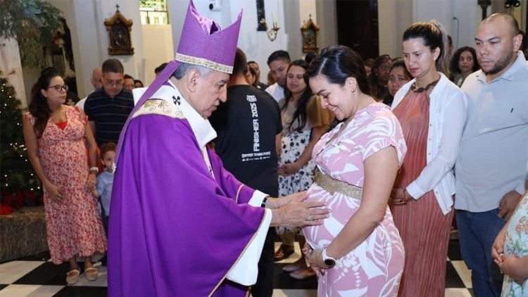 Mons Ulloa bendiciendo a mujeres gestantes en el IV domingo de adviento