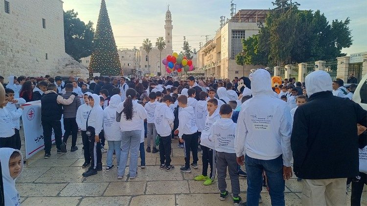 La Marcia dei bambini raggiunge piazza della Mangiatoia