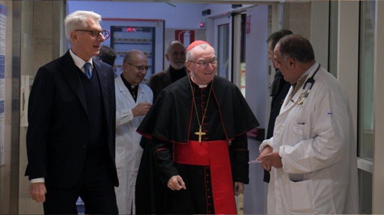 Il cardinale Parolin durante la visita all'Ospedale Bambino Ges&ugrave;