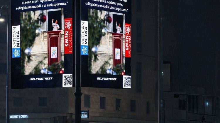 Uno dei maxischermi che proiettanno immagini e parole del Papa nei pressi del Vaticano