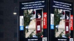 Maxi schermi vicino il Vaticano su cui saranno proiettati i messaggi del Papa