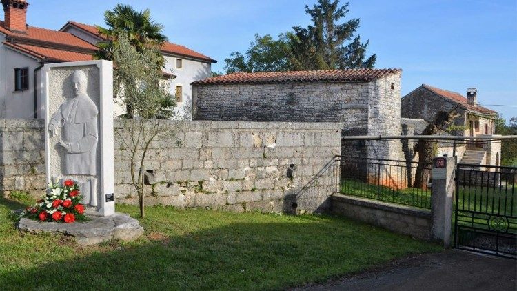 Reljef i rodna kuća biskupa Dobrile u Ježenju