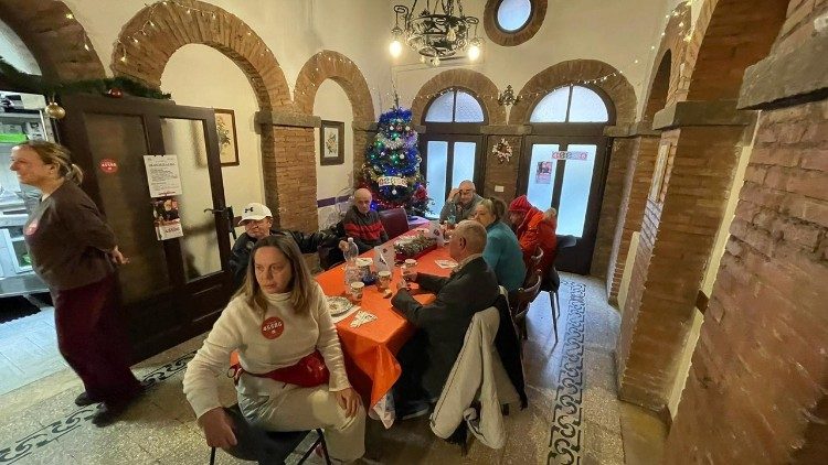 Un momento del almuerzo de Navidad para los pobres en Palazzo Migliori